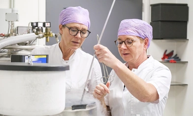 IVF analist en embryoloog aan het werk
