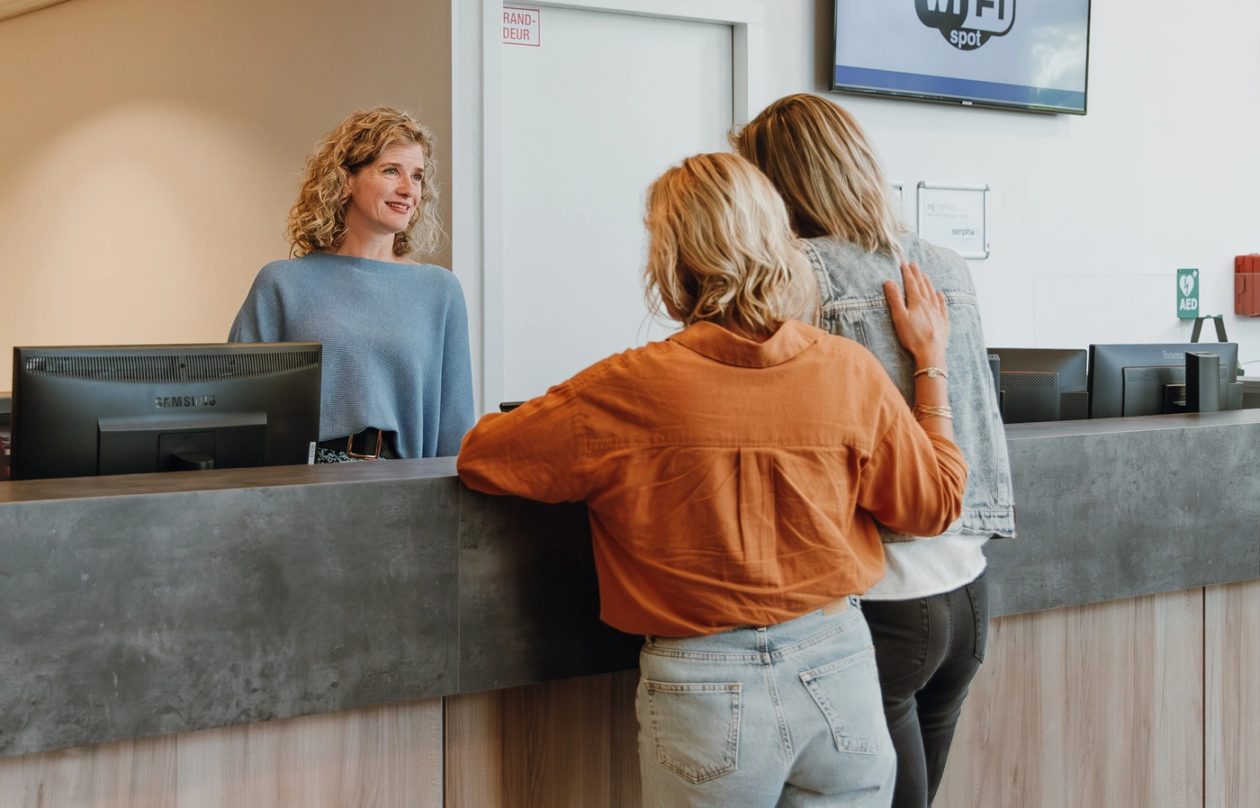 Aanmelden bij de receptie